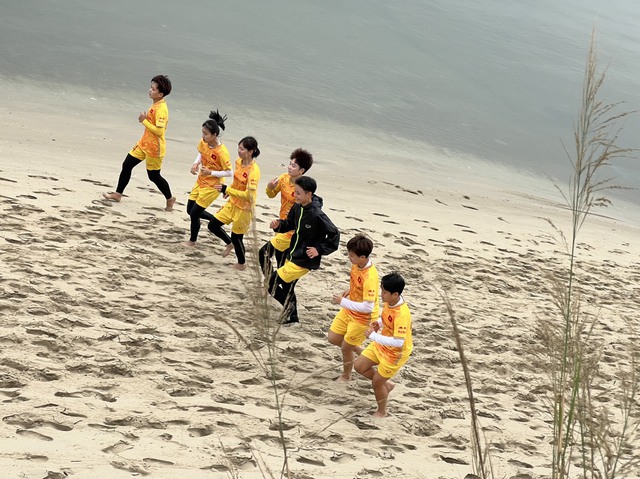 Đội tuyển nữ Việt Nam hứng khởi khi tập luyện trên bãi biển - Ảnh 2.