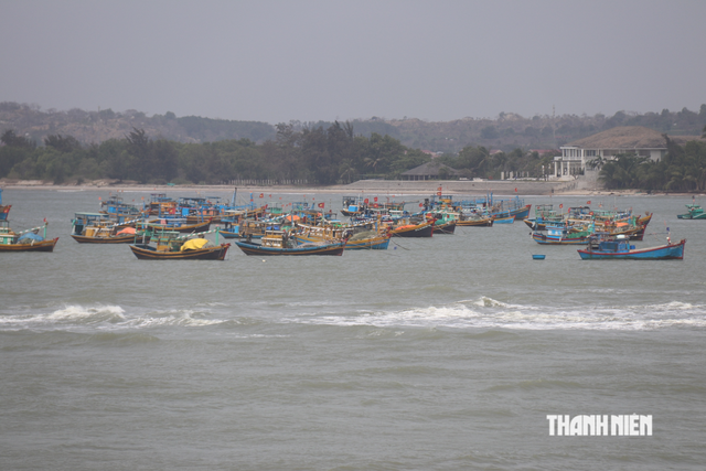 Bình Thuận: Sóng to  làm một ngư dân trên tàu cá rơi xuống biển mất tích - Ảnh 1.