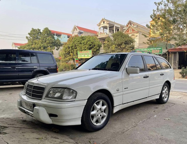 Chiêm ngưỡng xe hiếm Mercedes C220d dáng wagon, máy dầu 23 năm tuổi tại Việt Nam
