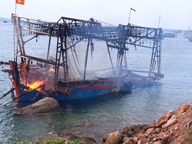 Kiên Giang: Cháy tàu cá đang neo đậu, thiệt hại khoảng  15 tỉ đồng - Ảnh 1.