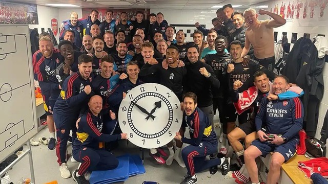 Giải mã bức ảnh ăn mừng của Arsenal sau trận thắng Fulham 3-0 - Ảnh 1.