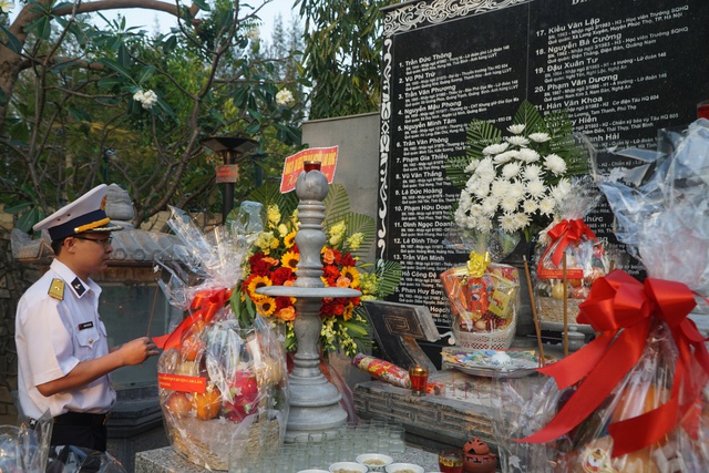 Nguyên Chủ tịch nước Trương Tấn Sang dâng hương tưởng niệm các chiến sĩ Gạc Ma - Ảnh 7.
