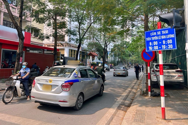 Hà Nội tạm dừng cấm taxi ở 9 tuyến phố - Ảnh 1.