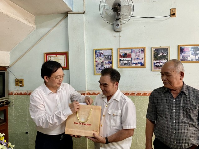 Bí thư Tỉnh ủy Bình Định thăm cựu chiến binh Gạc Ma - Ảnh 3.