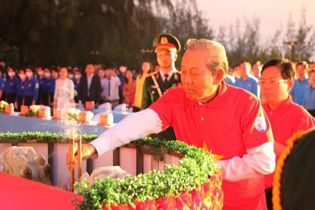 Nguyên Chủ tịch nước Trương Tấn Sang dâng hương tưởng niệm các chiến sĩ Gạc Ma - Ảnh 4.