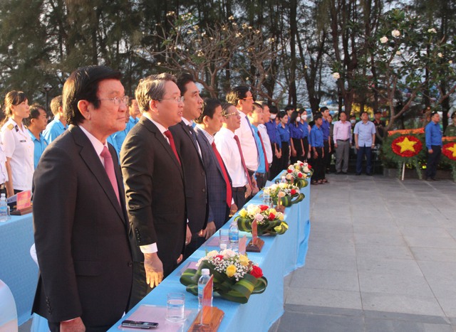 Nguyên Chủ tịch nước Trương Tấn Sang dâng hương tưởng niệm các chiến sĩ Gạc Ma - Ảnh 2.