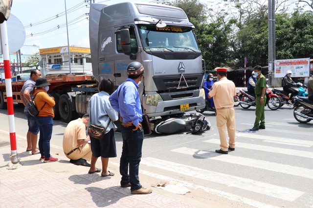 Tai nạn Vĩnh Long: Xe đầu kéo cuốn xe máy vào gầm, một người bị thương nặng - Ảnh 1.