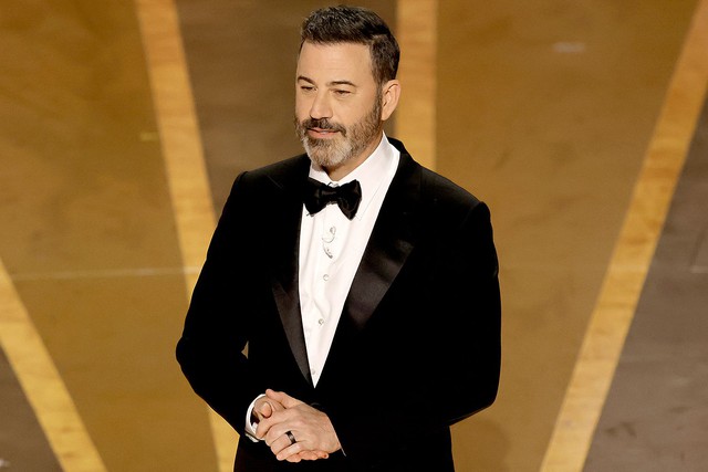 Jimmy Kimmel giễu cú tát của Will Smith, chọc James Cameron trên sân khấu Oscar 2023  - Ảnh 1.