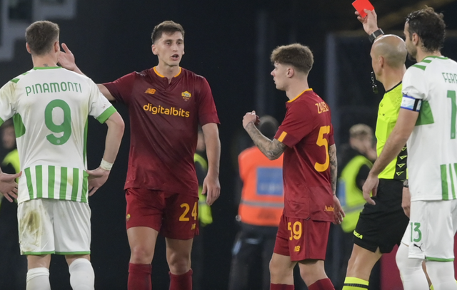 Cầu thủ trả đũa nhận thẻ đỏ, báo hại AS Roma thua trận trước Sassuolo - Ảnh 1.