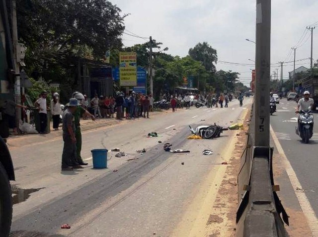 Quảng Nam: Xe máy va chạm xe đầu kéo, hai người tử vong - Ảnh 1.
