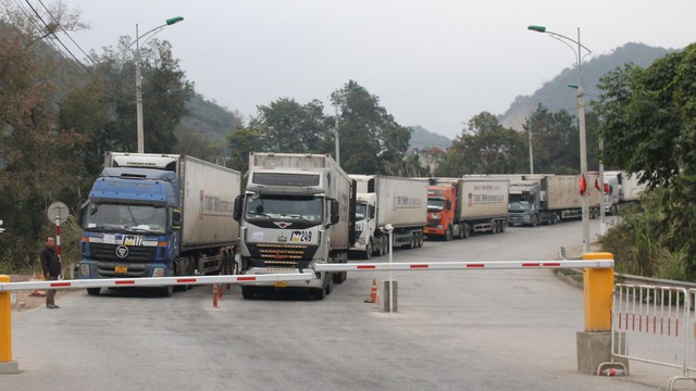 Lái xe chở hàng xuất khẩu từ cửa khẩu Tân Thanh được đi thẳng sang Pò Chài - Ảnh 1.