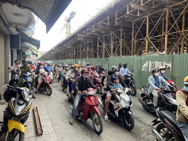 Nha Trang: Rơi thanh thép thi công tại nút giao Ngọc Hội khiến 2 người bị thương - Ảnh 3.