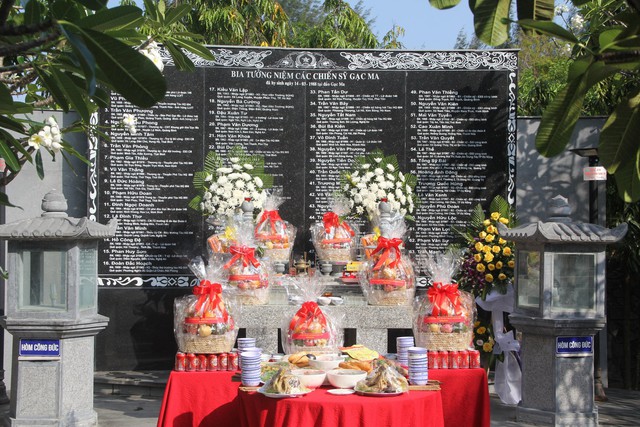 Nguyên Chủ tịch nước Trương Tấn Sang dâng hương tưởng niệm các chiến sĩ Gạc Ma - Ảnh 6.