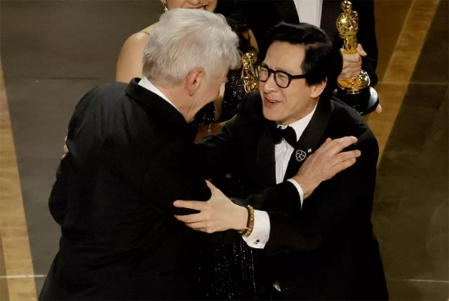 Cuộc trùng phùng đầy cảm động của Harrison Ford và Quan Kế Huy tại Lễ trao giải Oscar - Ảnh 2.