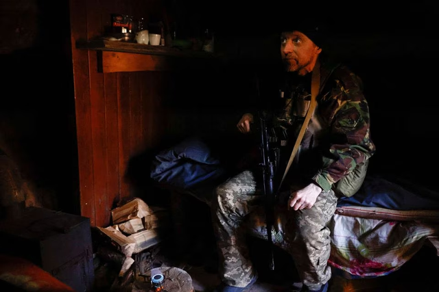 'Khó khăn kép' của Ukraine khi cùng lúc thiếu vũ khí và lính tinh nhuệ - Ảnh 2.