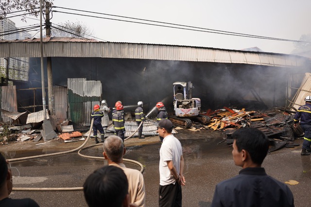 Cháy bãi phế liệu gần cây xăng, hơn 50 chiến sĩ dập lửa, ngăn cháy lan - Ảnh 3. Cháy bãi phế liệu gần cây xăng, hơn 50 chiến sĩ dập lửa, ngăn cháy lan - Ảnh 3.