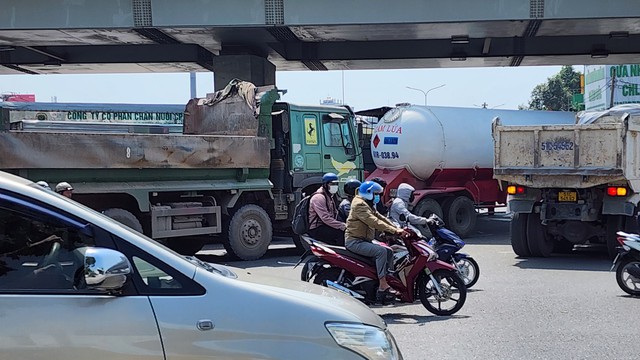 Đồng Nai: Phân luồng thiếu hợp lý, kẹt xe triền miên tại ngã ba Vũng Tàu - Ảnh 2.