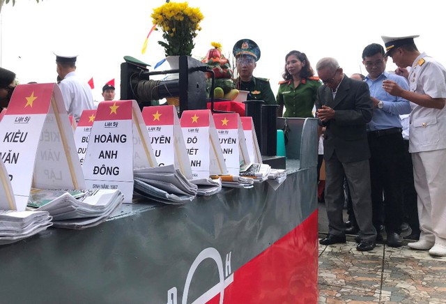Dâng hương, thả vòng hoa tưởng niệm 64 liệt sĩ hy sinh tại Gạc Ma - Ảnh 3.