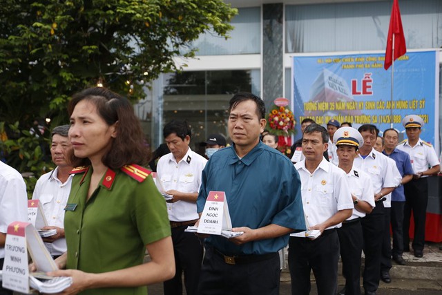 Dâng hương, thả vòng hoa tưởng niệm 64 liệt sĩ hy sinh tại Gạc Ma - Ảnh 5.