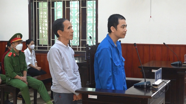 Bị cáo Huỳnh Tài (áo xanh) và cha là Huỳnh Tiến tại phiên tòa