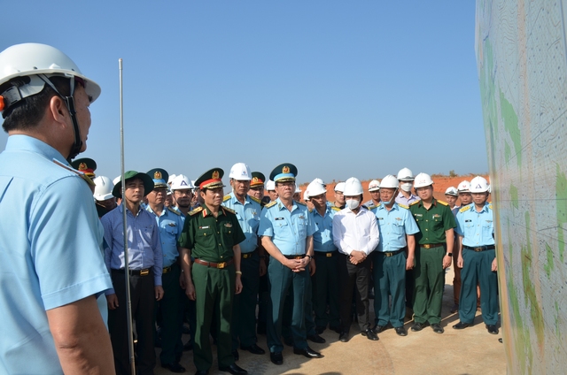 Thượng tướng Nguyễn Tân Cương- Thứ trưởng  Bộ Quốc phòng kiểm tra sân bay Phan Thiết - Ảnh 2.