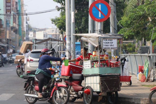 Phận đời sau tiếng rao ở TP.HCM: Gánh hàng nuôi lớn đời con - Ảnh 2.