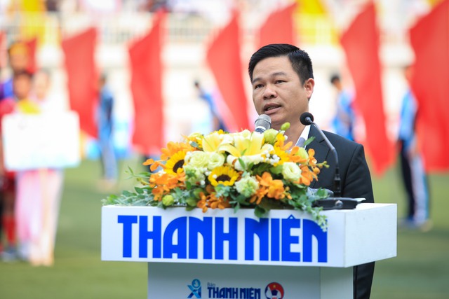 Chủ tịch tập đoàn Cafe de Măng Đen Trần Văn Quỳnh trong lễ khai mạc VCK giải bóng đá Thanh Niên Sinh viên Việt Nam lần 1 năm 2023 - Cúp Café de Măng Đen