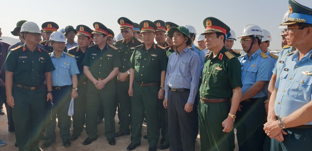 Thượng tướng Nguyễn Tân Cương- Thứ trưởng  Bộ Quốc phòng kiểm tra sân bay Phan Thiết - Ảnh 1.