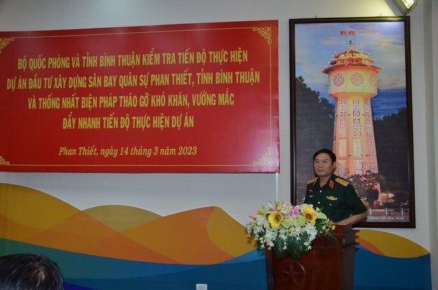 Thượng tướng Nguyễn Tân Cương- Thứ trưởng  Bộ Quốc phòng kiểm tra sân bay Phan Thiết - Ảnh 4.