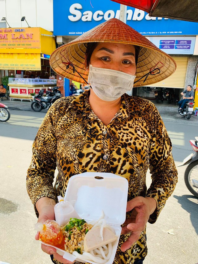 Món ngon miền Tây: 'Phải lòng' bánh tằm bì Bạc Liêu trên xe đẩy gần chợ Tân Định - Ảnh 2.