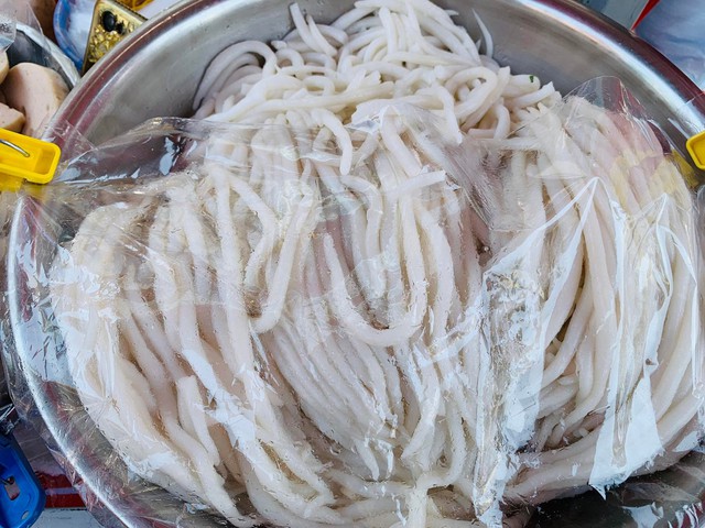 Món ngon miền Tây: 'Phải lòng' bánh tằm bì Bạc Liêu trên xe đẩy gần chợ Tân Định - Ảnh 3.