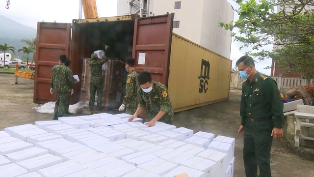 Đà Nẵng: Bộ đội biên phòng tịch thu 31,2 tấn đường nhập lậu - Ảnh 1.