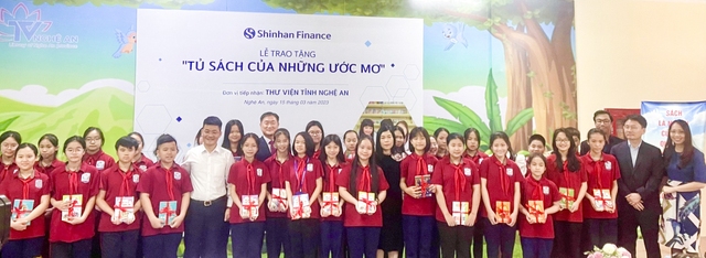 Shinhan Finance trao tặng gần 2.700 cuốn sách mới cho thư viện tỉnh Nghệ An - Ảnh 1.