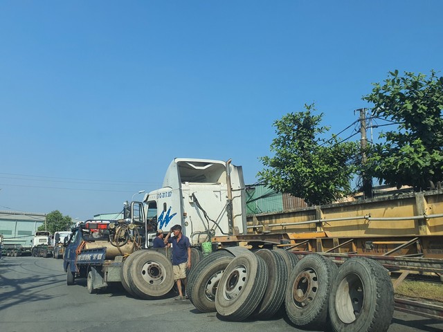 Trung tâm đăng kiểm tiếp tục ùn tắc, Bộ Quốc phòng hỗ trợ nhân sự - Ảnh 2.