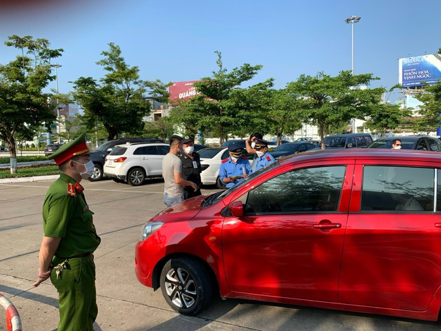 Bắt nhanh xe dù 'chặt chém' khách Hàn Quốc 350.000 đồng ở sân bay Đà Nẵng - Ảnh 4.