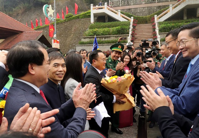 Đoàn khách du lịch Trung Quốc đầu tiên trở lại Việt Nam   - Ảnh 1.