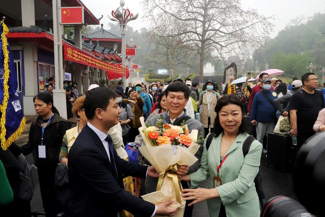 Đoàn khách du lịch Trung Quốc đầu tiên trở lại Việt Nam   - Ảnh 3.