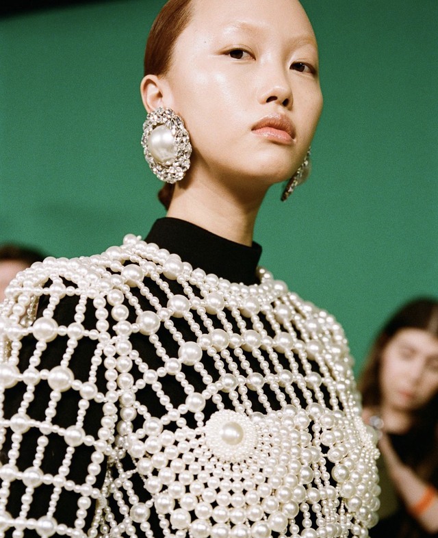 Ngọc trai là chất liệu chính trong các thiết kế của Chanel, Balmain, Givenchy trong mùa này - Ảnh 9.