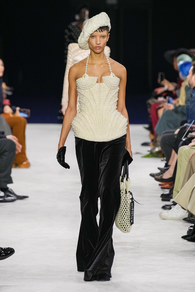 Ngọc trai là chất liệu chính trong các thiết kế của Chanel, Balmain, Givenchy trong mùa này - Ảnh 2.