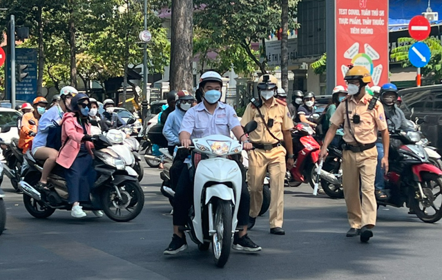 CSGT TP.HCM xử phạt học sinh vi phạm giao thông: ‘Không lẽ em đi bộ đến trường’ - Ảnh 1.