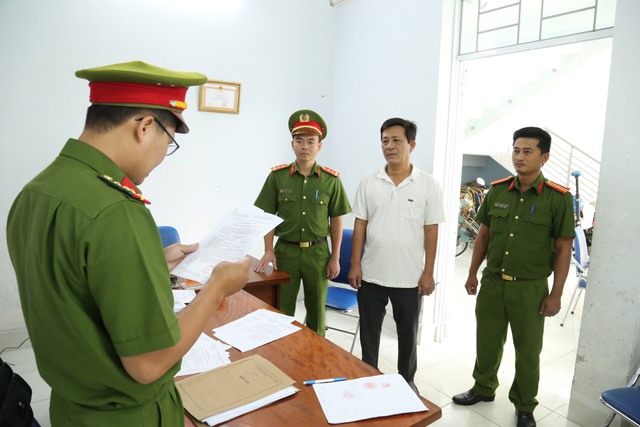 Ninh Thuận: Khởi tố, bắt tạm giam Giám đốc Trung tâm đăng kiểm xe cơ giới 85-02D - Ảnh 2.