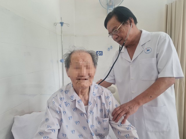 Bệnh nhân lớn tuổi nhất được mổ bướu tuyến tiền liệt tại Bệnh viện Thống Nhất TP.HCM - Ảnh 1.