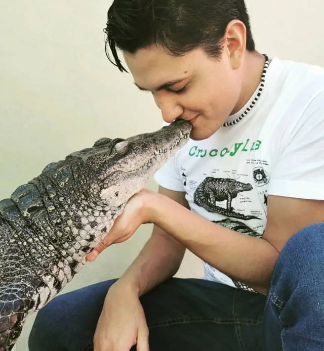 Chàng trai gây xôn xao khi nuôi cá sấu như thú cưng - Ảnh 1.