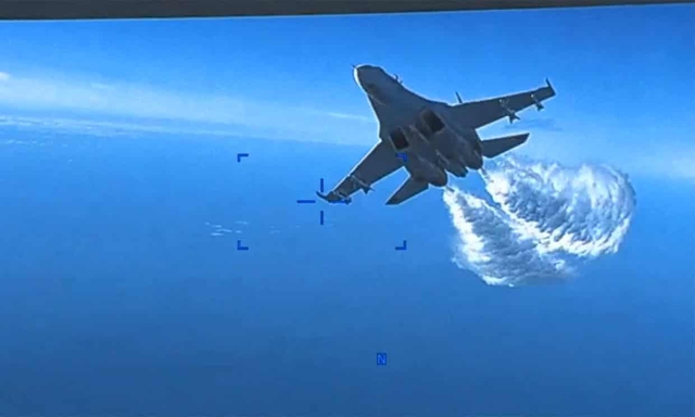 Chiến sự tối 17.3: Mỹ hé lộ video UAV rơi, Nga khen thưởng phi công Su-27 - Ảnh 1.