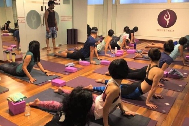 Bị phạt gần 70 triệu vì quấy rối học viên trong lớp dạy yoga - Ảnh 1.