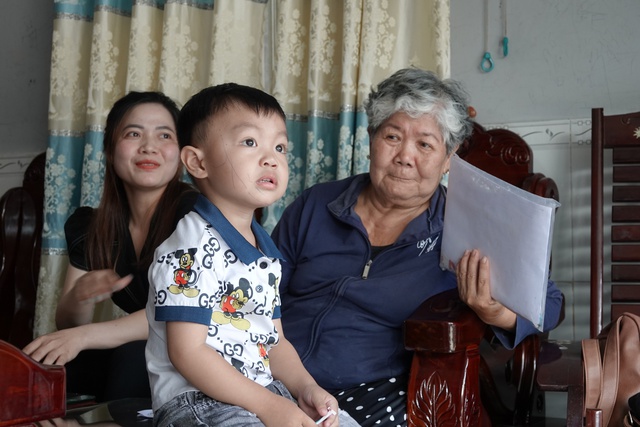 Bé trai miền Tây biết đọc tiếng Việt và tiếng Anh khi chưa tròn 3 tuổi - Ảnh 1.