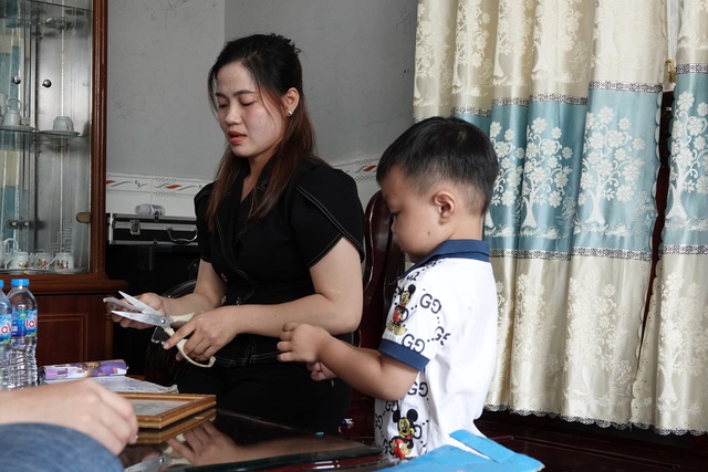 Bé trai miền Tây biết đọc tiếng Việt và tiếng Anh khi chưa tròn 3 tuổi - Ảnh 2.