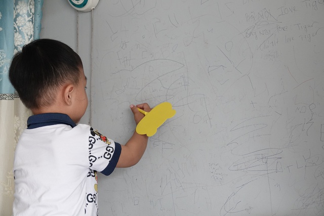 Bé trai miền Tây biết đọc tiếng Việt và tiếng Anh khi chưa tròn 3 tuổi - Ảnh 3.