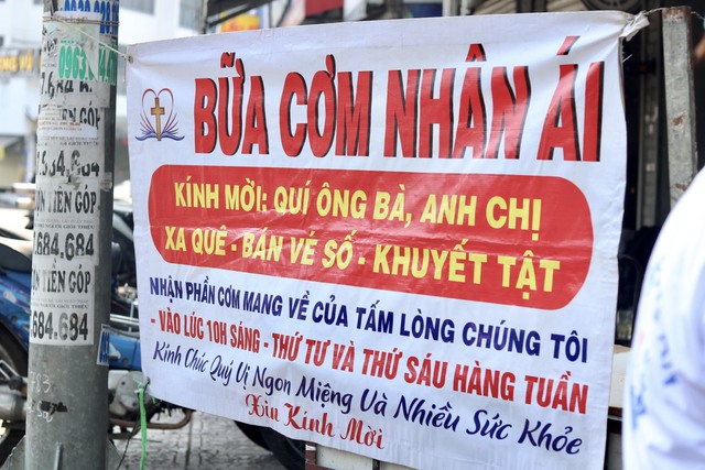 Nhóm thiện nguyện gần chục năm phát cơm miễn phí cho người nghèo   - Ảnh 3.