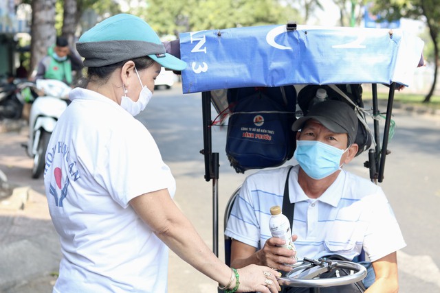 Nhóm thiện nguyện gần chục năm phát cơm miễn phí cho người nghèo - Ảnh 6. Nhóm thiện nguyện gần chục năm phát cơm miễn phí cho người nghèo - Ảnh 6.